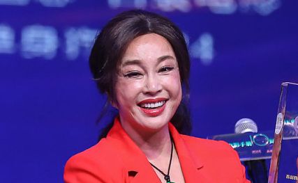 64岁刘晓庆近照曝光,面部皮肤已不再像往日一般光鲜